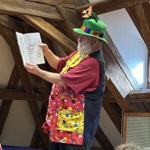 Clown Wobby besucht die Kindergartenkinder 